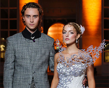 “The Hunger Games” บุกปารีสแฟชั่นวีค ยกทัพคอสตูมสุดอลัง โชว์พลัง “แต่งองค์ทรงอำนาจ” ก่อนมุ่งหน้าฟาดศึก “Sunrise on the Reaping รุ่งอรุณเกมล่าเกม”